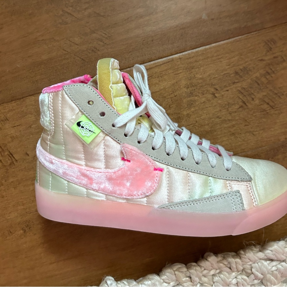 Rare Nike blazers big kids girls size 6.5